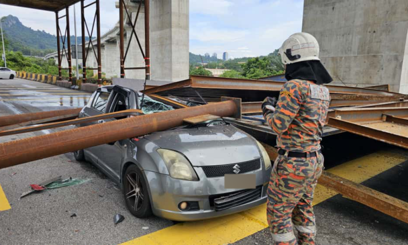 ECRL திட்டத்தில் கார் சாரக்கட்டு கம்பத்தில் மோதியதில் பெண் கிட்டத்தட்ட இறந்துவிடுவார்.