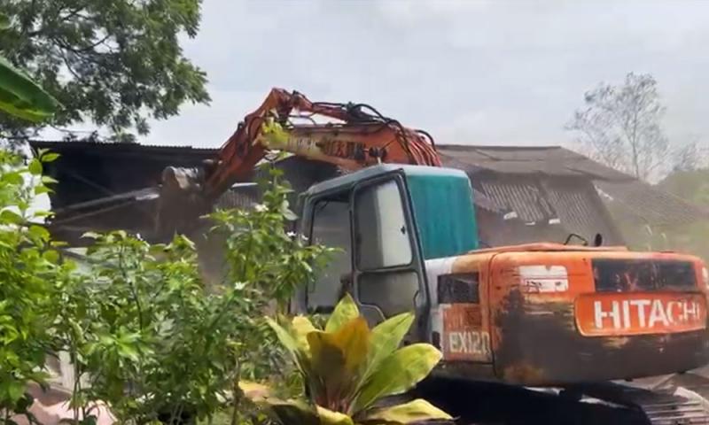 கம்போங் பாப்பானில் வீடுகளை இடிக்கும் பணி தொடங்கியது