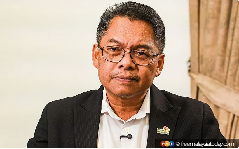 உயர்கல்வி துணை அமைச்சரின் அதிகாரி பதவி விலக உத்தரவு